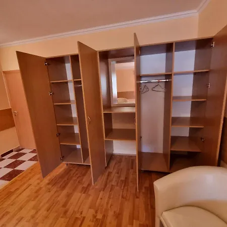 Üdülőközpont Zöldsziget Menedék, Rendezvény-és Bárna